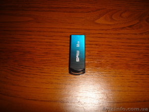 Обміняю USB-флешку 32 гб на 16 гб із доплатою. - <ro>Изображение</ro><ru>Изображение</ru> #1, <ru>Объявление</ru> #990242